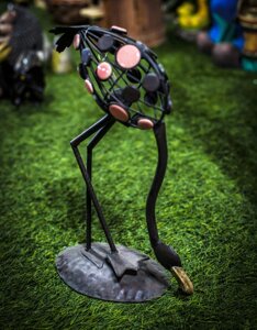 Декоративная садовая фигурка "Фламинго с опущенной головой" (черная), 40см