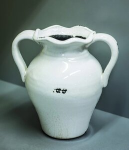 Декоративная настольная ваза "Кувшин с ручками" (керамика, белая),21см