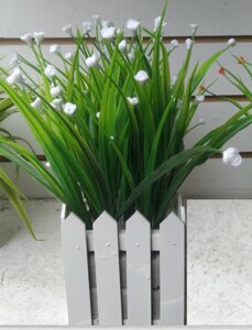 Трава декоративная искусственная с белыми цветами в ящике 10x10 см