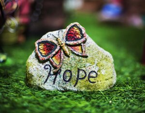 Декоративный садовый камень с бабочкой "Hope"