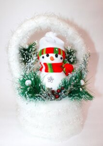 Новогодний снеговик в белой корзинке, 30 см