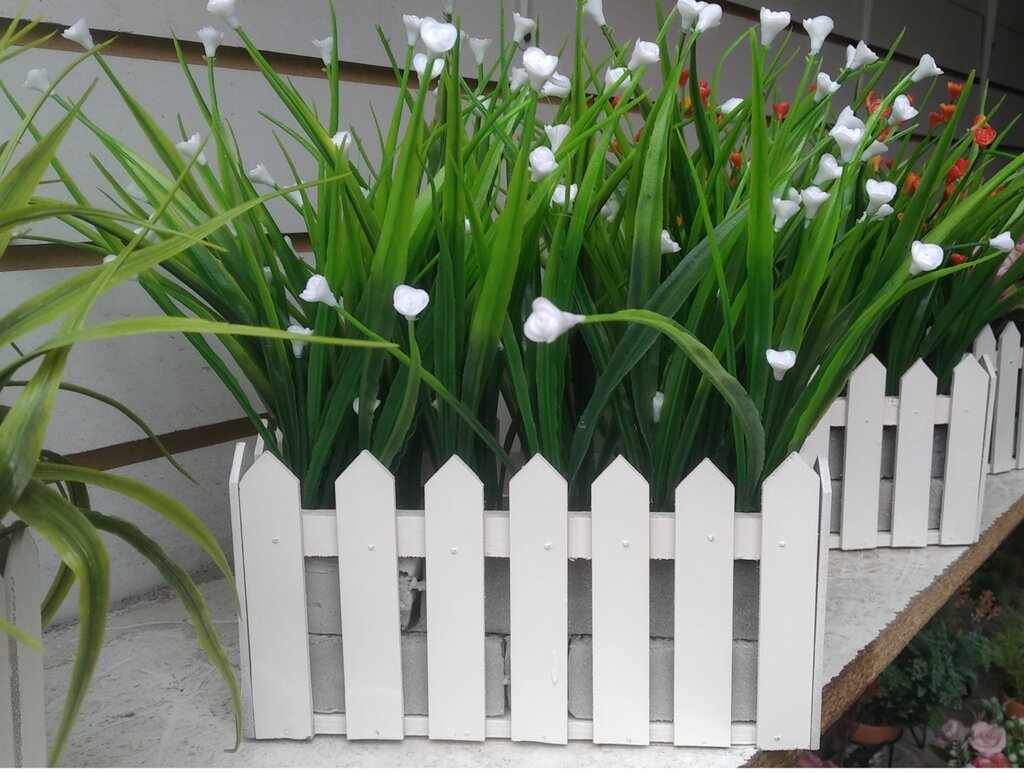 Трава декоративная искусственная с белыми цветами в ящике 20x10 см от компании Интернет-магазин VPROK_kz - фото 1