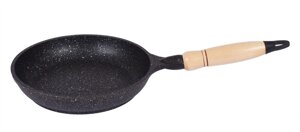 Сковорода 20/4 см с антипригарным покрытием (темный мрамор) с деревянной ручкой (Кукмара, Россия)