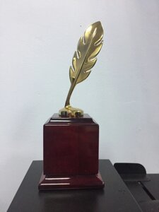 Награда «Золотое перо» на коричневом постаменте