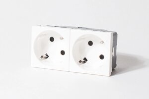 Розетка электрическая 2х2К+З со шторками, с безвинтовым зажимом, под углом 45гр (белый)