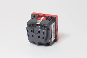 Розетка электрическая 2К+З, с защитными шторками (красный)