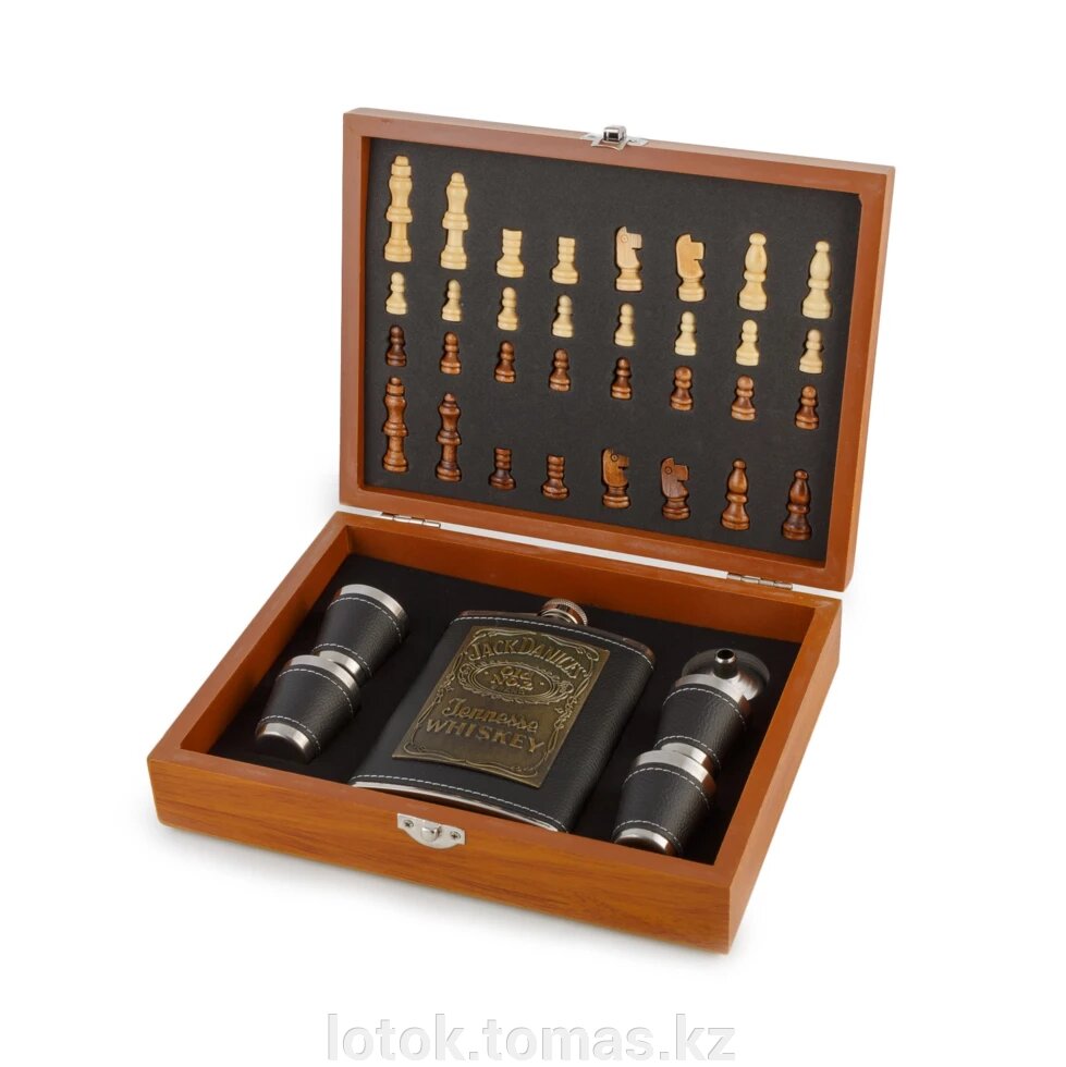 Подарочный набор «Деревянные шахматы с фляжкой и рюмками» - особенности