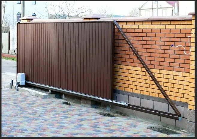Откатные уличные ворота стандартных размеров в алюминиевой раме с заполнением сэндвич-панелями SLG-S — 466 от компании ТОО "ЮГРА ИНВЕСТ" - фото 1