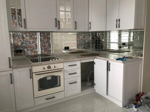 Кухонный фартук из зеркала с гравировкой