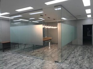 Цельностеклянные перегородки для офиса