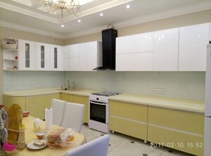 Скинали, кухонный фартук или стеклянные панели для кухни