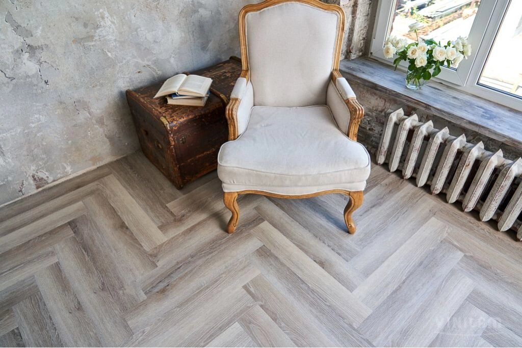 Ламинат SPC Vinilam PARQUET Herringbone Паркет Эрмитаж IS11122 от компании ООО "ДАРСТРОЙ" - фото 1