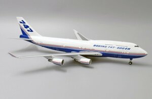 Модель самолета Boeing 747-400ER N747ER в фирменной раскраске авиастроительной компании Boeing, масштаб 1/200