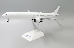 Модель самолета Boeing 777-300ER без символики, масштаб 1/200