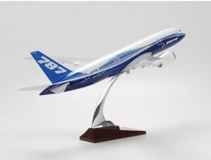 Модель самолета Boeing 787-8 Dreamliner в фирменной раскраске авиастроительной компании Boeing, масштаб 1/130