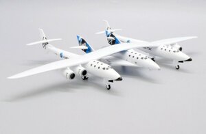 Модель самолета-разгонщика White Knight II N348MS с космопланом SpaceShipTwo в ливрее Virgin Galactic, масштаб 1/200