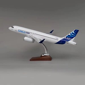 Модель самолета Airbus A320 в фирменной раскраске авиастроительной компании Airbus, масштаб 1/80