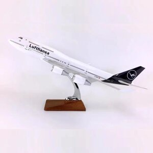 Модель самолета Boeing 747-400 в ливрее Lufthansa, масштаб 1/150