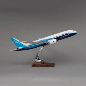 Модель самолета Boeing 787-8 Dreamliner в фирменной раскраске авиастроительной компании Boeing, масштаб 1/130