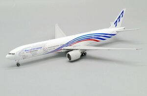 Модель самолета Boeing 777-300ER N5016R в фирменной раскраске Boeing Company World Tour, масштаб 1/400