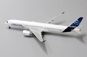 Модель самолета Airbus A350-900 XWB в фирменной раскраске авиастроительной компании Airbus, масштаб 1/400