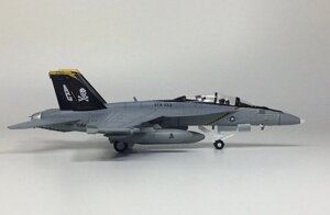 Модель самолета-истребителя F/A-18F Super Hornet в раскраске Jolly Roger, масштаб 1/100