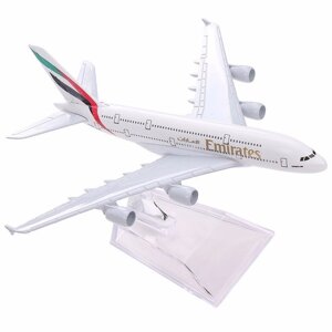 Модель самолета Airbus A380 в ливрее Emirates, масштаб 1/500