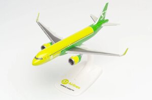 Модель самолета Airbus A320neo в ливрее S7 Airlines, масштаб 1/200