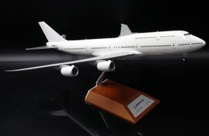 Модель самолета Boeing 747-8 без символики, масштаб 1/200