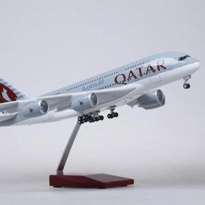 Модель самолета Airbus A380 в ливрее Qatar Airways, с LED подсветкой, масштаб 1/160