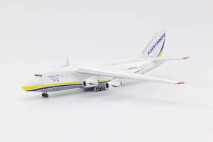 Модель самолета Ан-124 UR-82029 в ливрее Antonov Airlines, масштаб 1/500