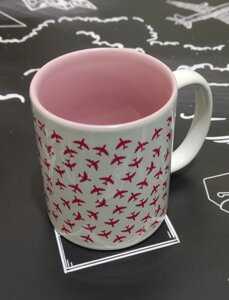 Кружка с изображением мелких самолетиков, белый/розовый цвет