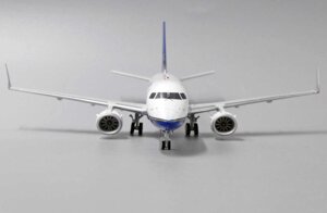 Модель самолета Embraer 190-100IGW PP-XMI в фирменной раскраске авиастроительной компании Embraer, масштаб 1/200