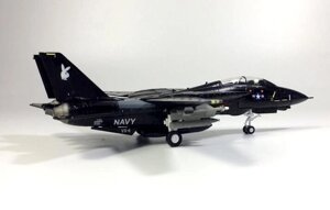 Модель самолета-истребителя F-14A Grumman в раскраске Tomcat, масштаб 1/100