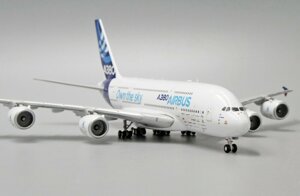 Модель самолета Airbus A380-800 F-WWDD в фирменной раскраске авиастроительной компании Airbus, масштаб 1/400