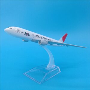 Модель самолета Boeing 777-300ER в ливрее Japan Airlines, масштаб 1/450