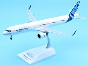 Модель самолета Airbus A321neo D-AVXA в фирменной раскраске авиастроительной компании Airbus, масштаб 1/200