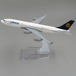 Модель самолета Airbus A340-600 в ливрее Lufthansa, масштаб 1/450