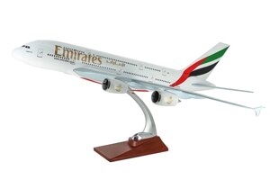 Модель самолета Airbus A380 в ливрее Emirates, масштаб 1/200