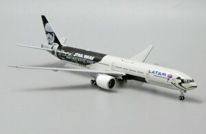 Модель самолета Boeing 777-300 PT-MUA в ливрее LATAM Brasil "STAR WARS", масштаб 1/400