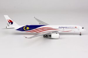 Модель самолета Airbus A350-900 9M-MAG в ливрее Malaysia Airlines, масштаб 1/400