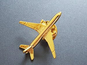 Значок самолет Boeing 777, золотистый цвет