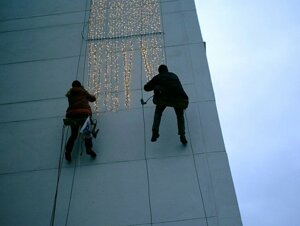 Новогоднее оформление зданий, монтаж гирлянд новогодних. Праздничное оформление гирляндами в Алматы от компании Белая птица