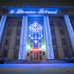 Монтаж гирлянд на фасады зданий, оформление фасадов новогодними гирляндами в Алматы от компании Белая птица