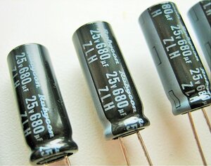 Конденсатор 680mf 25V elec_cap ( 8X20 ) 105*C rubycon ZLH