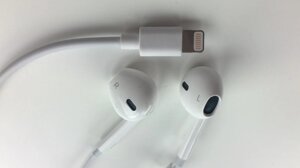 Наушники-вкладыши проводные со штекером Lighting, подключение через Bluetooth,