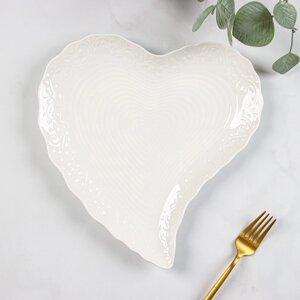 Блюдо керамическое сервировочное 'Сердце'30x28x3 см, цвет белый