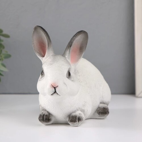 Фигурка 'Кролик 1 Белый с чёрными кончиками' высота 14 см, ширина 10 см, длина 18 см.
