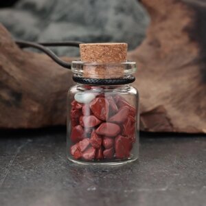 Сувенир-бутылка с натуральными камнями 'Красный Нефрит'3х2см