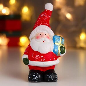 Сувенир керамика 'Дед Мороз в красном кафтане и колпаке, с подарком' 11,5х6,5х4,8 см